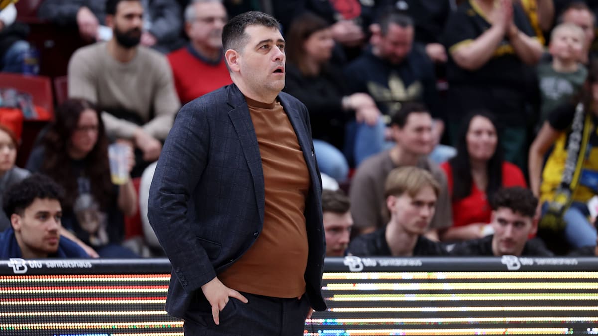 Braunschweig-trennt-sich-von-Coach-Papazoglou-H-ngepartie-um-neuen-Guard