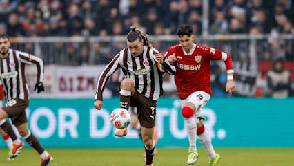 Nicht kaputtzukriegen: Jackson Irvine im Duell um den Ball