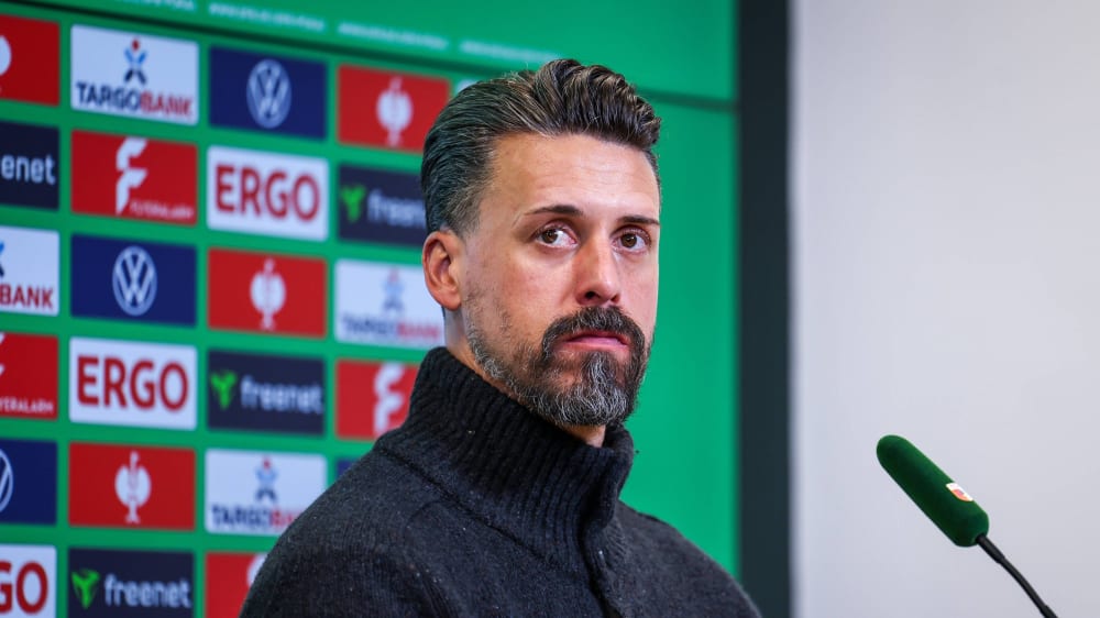Wohin geht der Blick? Sandro Wagner und der FCA befinden sich in einer Krise, der nächste Gegner BVB hat es in sich.