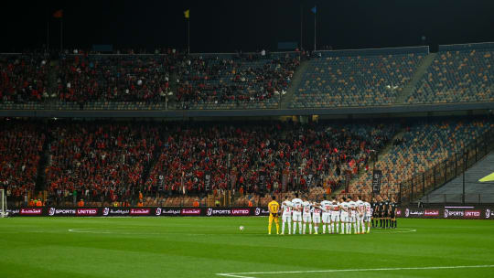 Eine Mannschaft fehlt: Zamalek-Spieler warten auf ihren Gegner Al-Ahly - vergeblich.