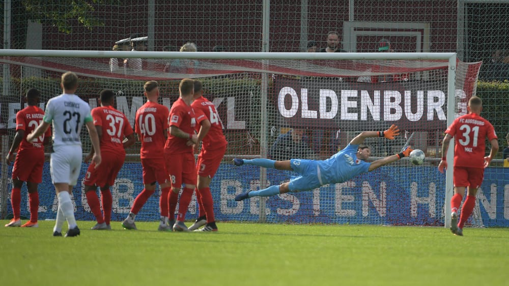 Nicht zu &#252;berwinden: Augsburgs Keeper Fabian Giefer zeigte im Finale eine herausragende Leistung.