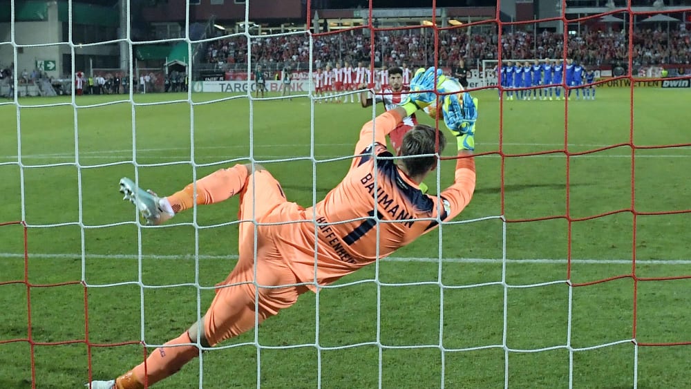 Der letzte Held eines dramatischen Abends: Oliver Baumann parierte zwei Elfmeter und bescherte Hoffenheim den Sieg.