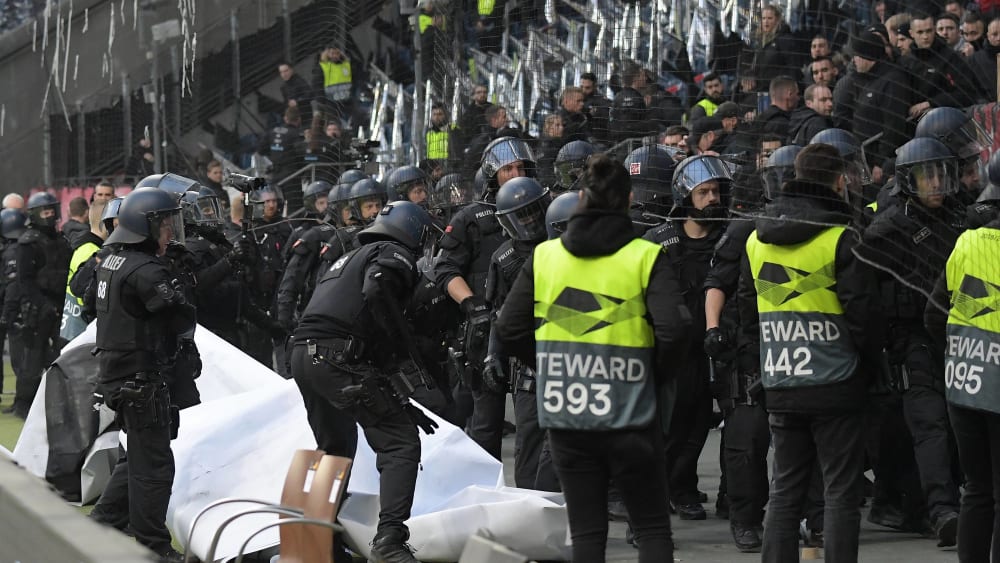 Vor Eintracht Frankfurts Heimspiel gegen Schachtar Donezk im vergangenen Februar kam es im Stadion zu einem Polizeieinsatz.