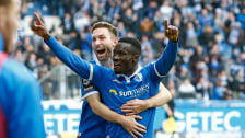 Rico Preissinger (l.) und Sirlord Conteh bejubeln den haushohen 6:2-Erfolg gegen Carl Zeiss Jena. 