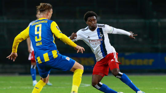 Qualifizierte sich bei den Profis: HSV-Youngster Travian Sousa (re.) überzeugte gegen Braunschweig. 