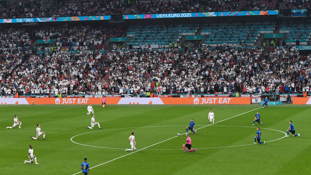Vor dem Finale gingen England, Italien und Schiedsrichter Kuipers als Zeichen gegen Rassismus und Diskriminierung aufs Knie.