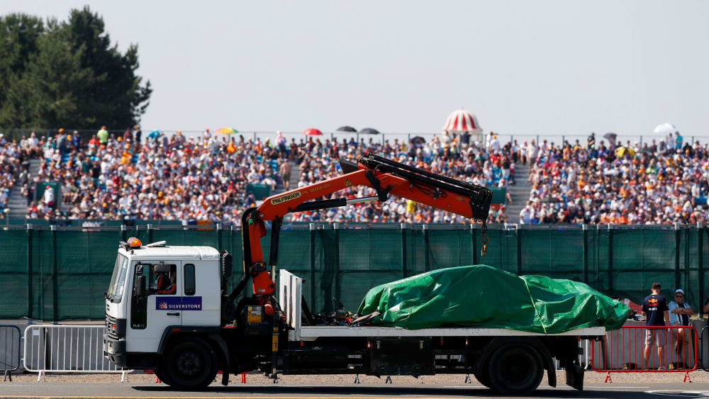 Der Bolide von Max Verstappen wird abtransportiert.&nbsp;