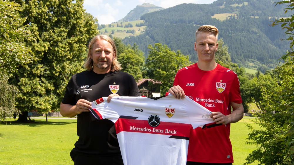 Will sich beim VfB Stuttgart durchsetzen: Chris Führich (re., mit Sportdirektor Sven Mislintat).