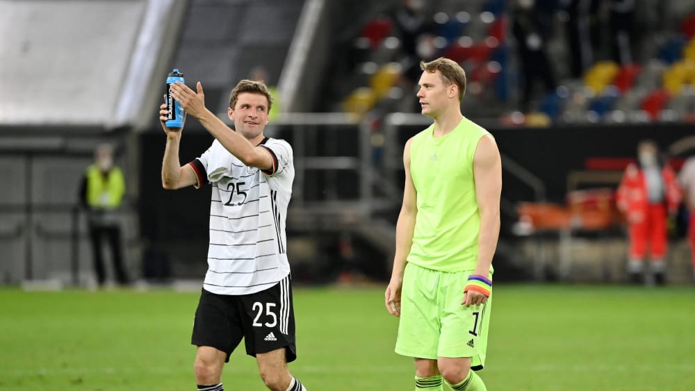 Ihr Einsatz steht für das Länderspiel am Donnerstag auf der Kippe: Manuel Neuer (re.) und Thomas Müller.