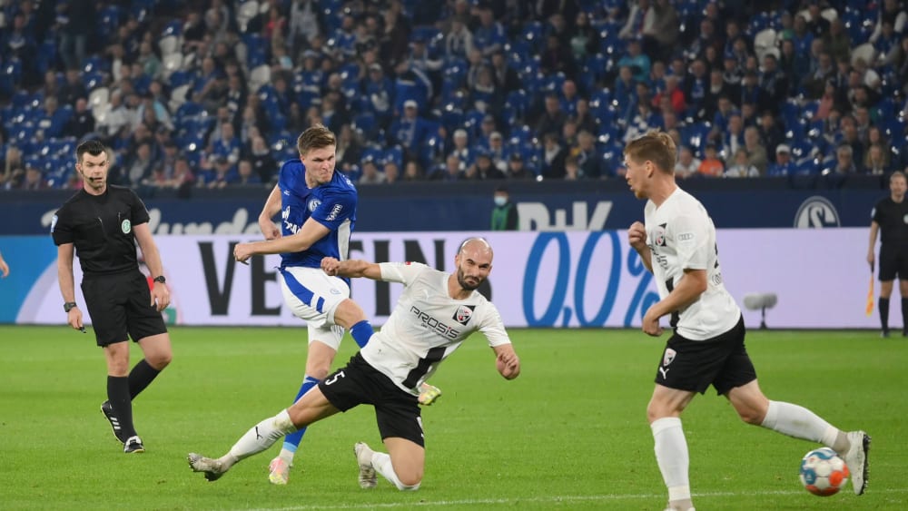 Gleich schlägt es ein -&nbsp;Marius Bülter erzielt durch Nico Antonitschs Beine das 1:0 für Schalke.