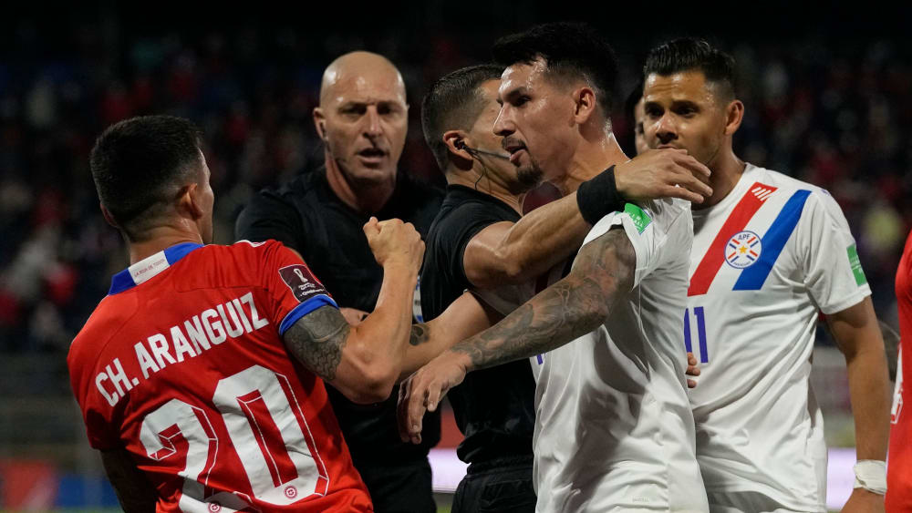 Mittendrin im Gerangel: Charles Aranguiz (li.) sah beim Länderspiel Chiles gegen Paraguay die Gelb-Rote Karte.