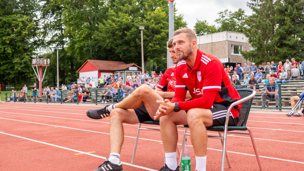 GFC-Trainer Martin Schröder (rechts) mit seinem Co-Trainer Stefan Kallweit (verdeckt). Beide müssen in Greifswald gehen.