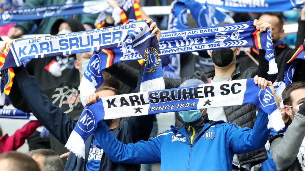 Zuschauer des KSC warfen Becher in Richtung der Spieler des FC St. Pauli.