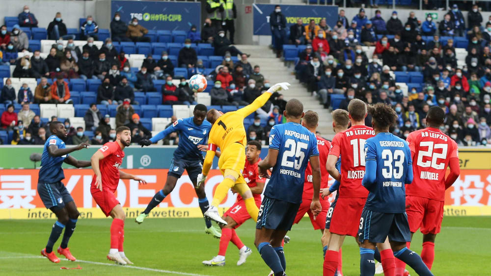 Das 1:0 für Hoffenheim: Samassekou (3. v. li.) nutzt Gulacsis Patzer und köpft ein.