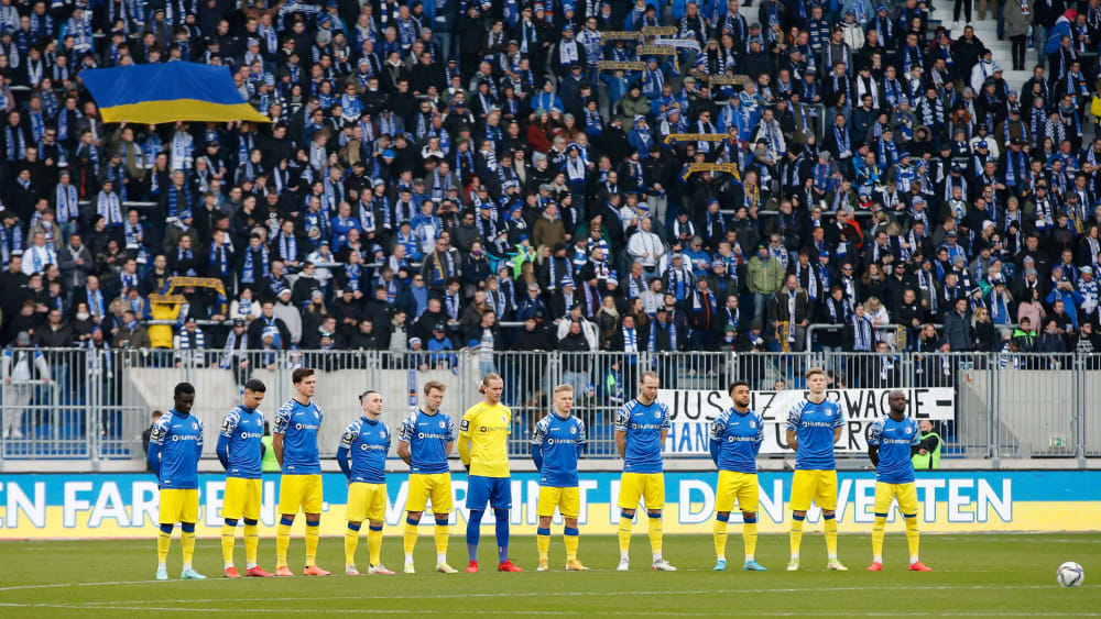 Der 1. FC Magdeburg gegen Halle in einem blau-gelben Dress.