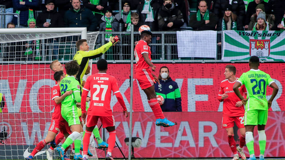 Das 1:0 für Wolfsburg: Awoniyi köpft über Luthes Fäuste ins eigene Tor.