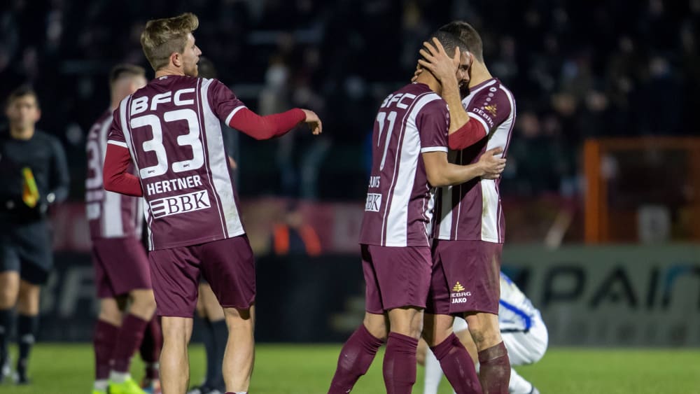 Der BFC Dynamo gegen Hertha II im Sportforum Hohenschönhausen: Sebastian Hertner, Darryl Geurts und Niklas Brandt.