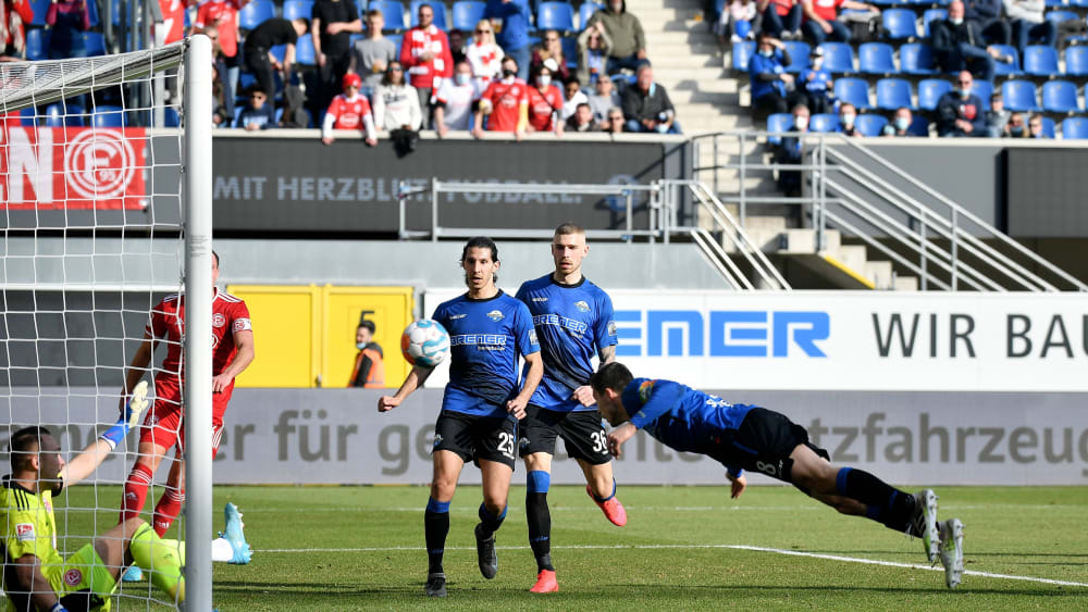 Mit Köpfchen: Ron Schallenberg (re.) erzielt ganz spät den Ausgleich für Paderborn. 