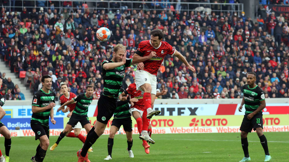 Freiburgs Nicolas Höfler vs.&nbsp;Sebastian Griesbeck (SpVgg Greuther Fürth)