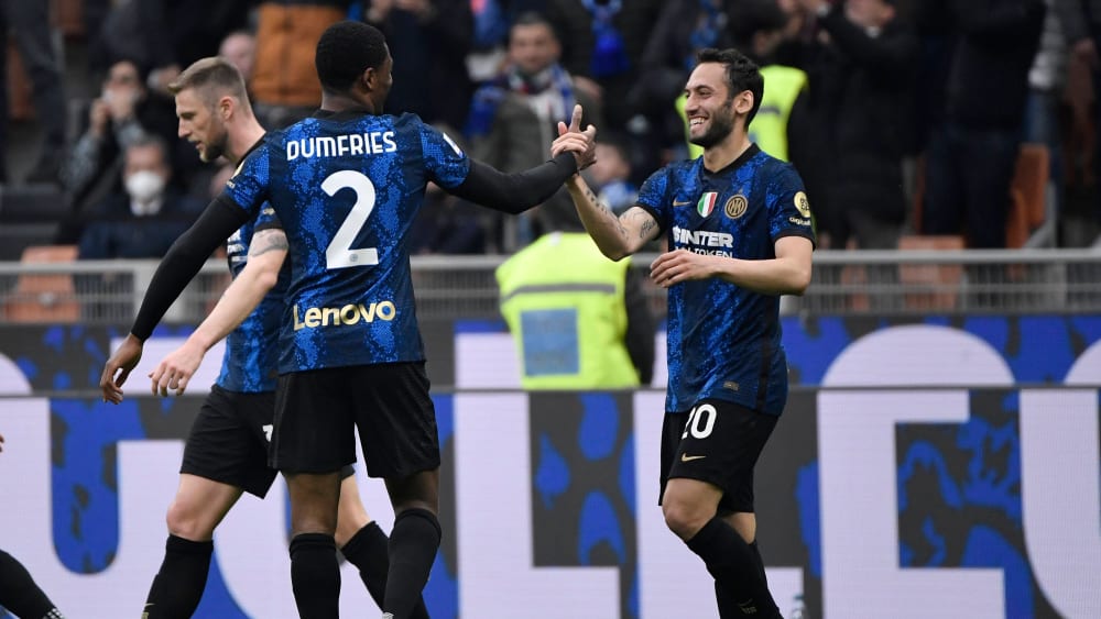 Gute Laune bei Hakan Calhanoglu und den Nerazzurri. Inter besiegt die Roma mit 3:1.