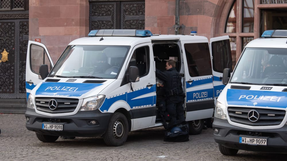 Polizisten stehen am Donnerstagmittag auf dem Römerberg in Frankfurt.
