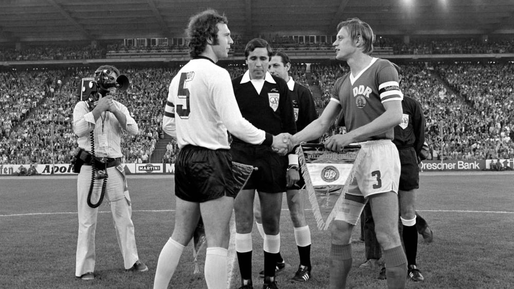 Franz Beckenbauer (li.) und Bernd Bransch bei der Seitenwahl bei der WM 1974.