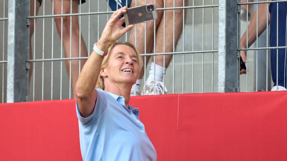 Zeit für Selfies: Bundestrainerin Martina Voss-Tecklenburg war nach dem 7:0 über die Schweiz erwartungsgemäß bestens aufgelegt.