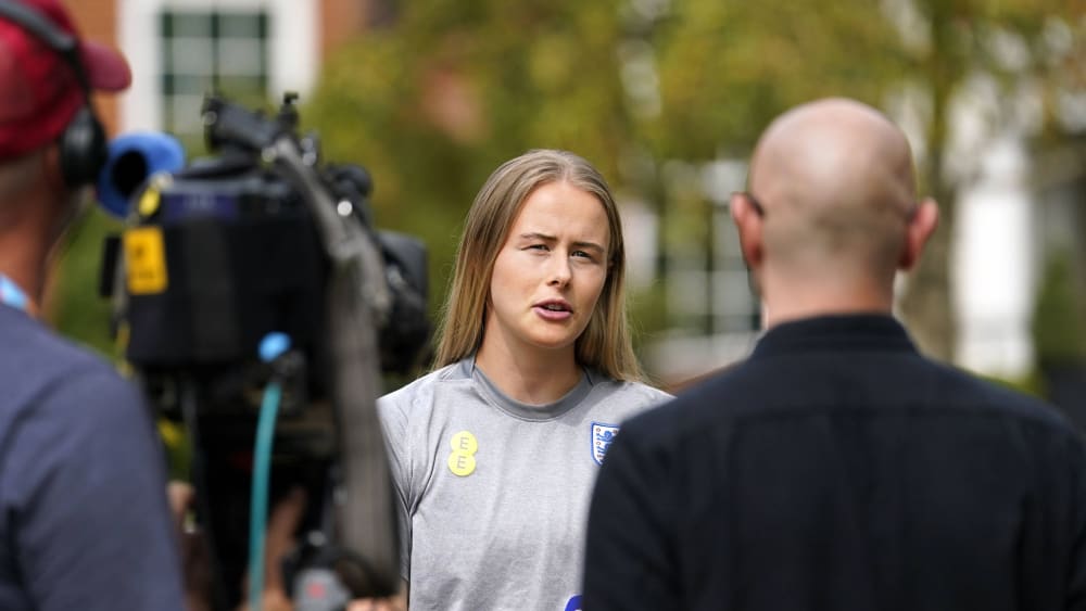 Kann im Viertelfinale nicht eingesetzt werden: Englands Torhüterin Hannah Hampton beim Media Day.