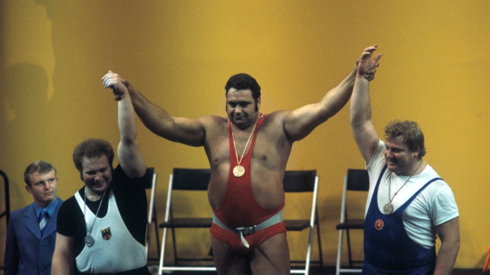 Siegerehrung Gewichtheben bei den Olympischen Sommerspielen 1972 in München: Olympiasieger Wassili Alexejew (Sowjetunion, Mitte) zwischen dem zweiten Rudolf Mang (BR Deutschland, li.) und dem dritten Gerd Bonk (DDR)