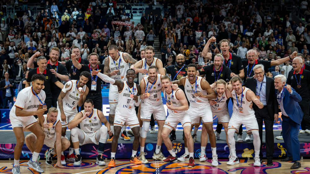 Die deutsche Basketball-Nationalmannschaft hat die Bronze-Medaille bei der Heim-EM gewonnen.