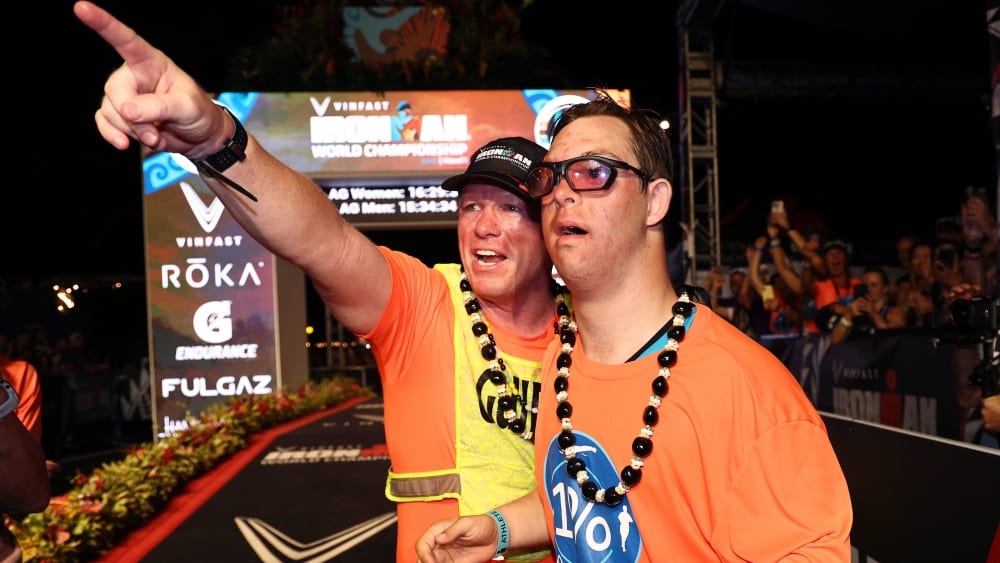 Historischer Moment: Chris Nikic mit seinem Begleiter Dan Grieb im Zielbereich von Kailua Kona.