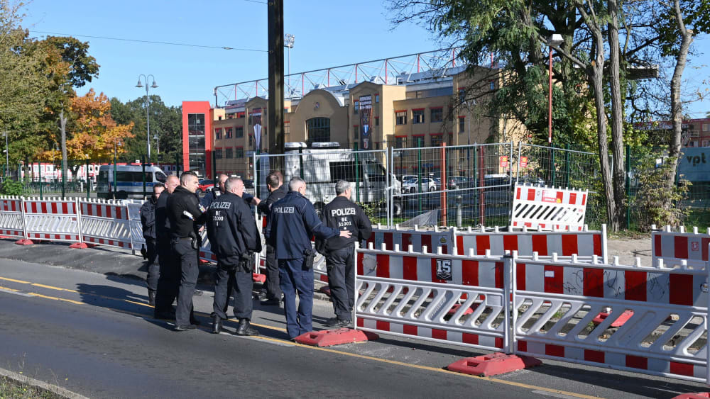 Strenge Vorkehrungen: Berliner Polizisten vor dem Stadion an der Alten Försterei.