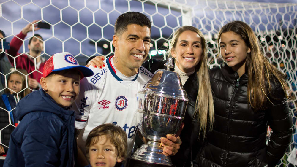 Party mit Familie: Luis Suarez hat mit Nacional die Meisterschaft gewonnen.
