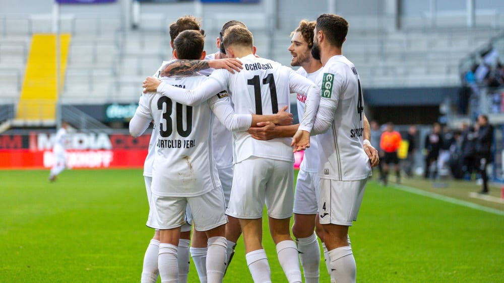 Die Spieler des SC Verl bejubeln das 1:1 gegen den FC Ingolstadt durch Ochojski.