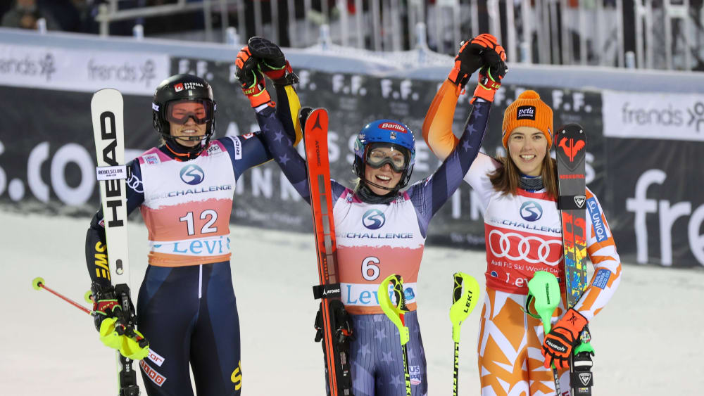 Anna Swenn Larsson und Petra Vlhova umrahmen die strahlende Slalom-Siegerin Mikaela Shiffrin.