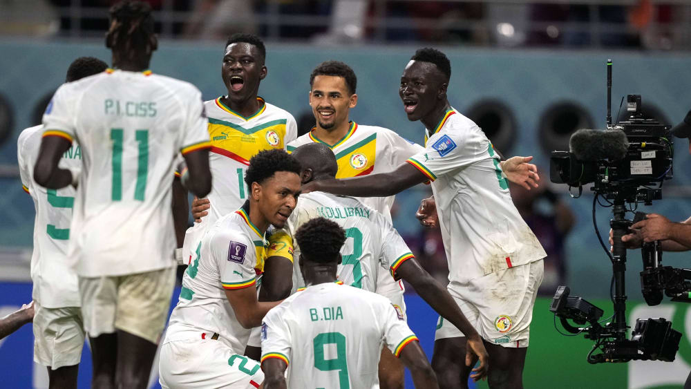 Postwendende Antwort: Der Senegal feiert den entscheidenden Treffer von Kapitän Kalidou Koulibaly (#3).