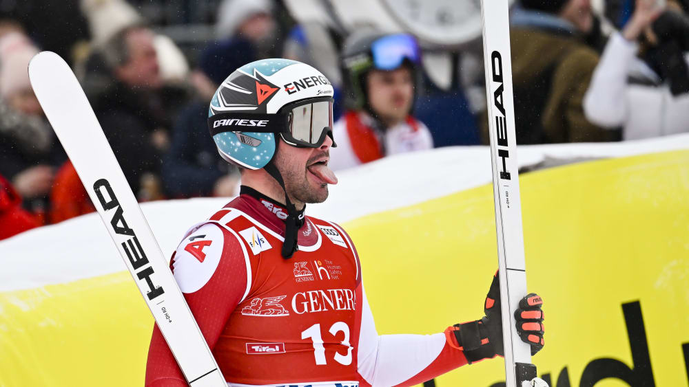 Zunge raus! Vincent Kriechmayr im Zielraum von Kitzbühel.