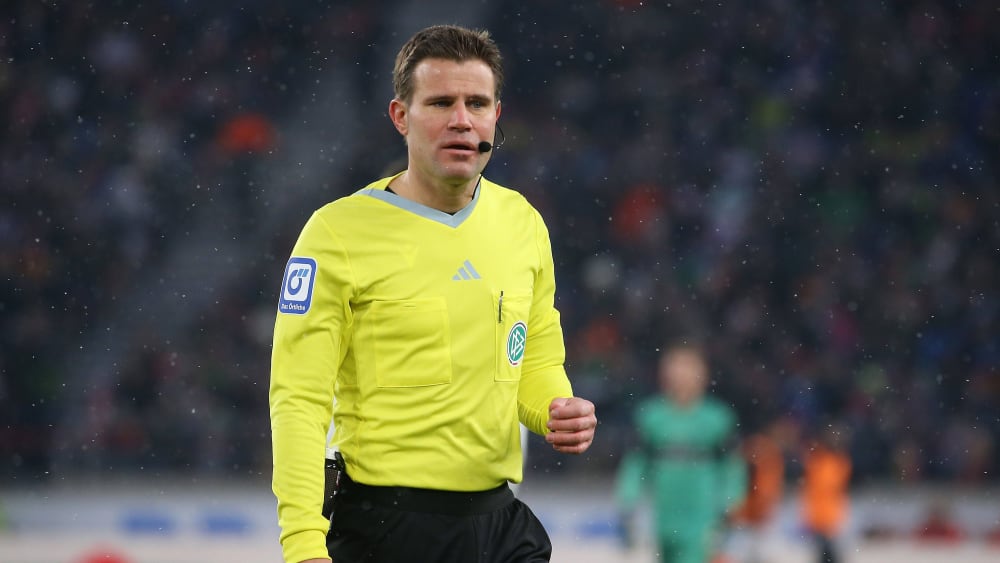 Felix Brych will auch über das Saisonende hinaus Bundesliga-Spiele leiten.