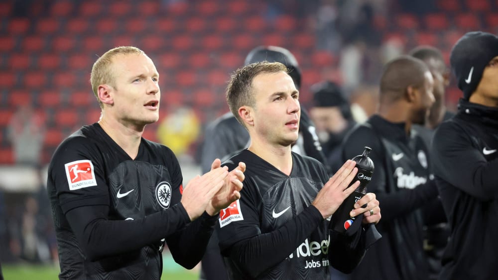 Feierten mit ihren Eintracht-Kollegen einen verdienten Punkt in München: Kapitän Sebastian Rode (links) und Mario Götze.
