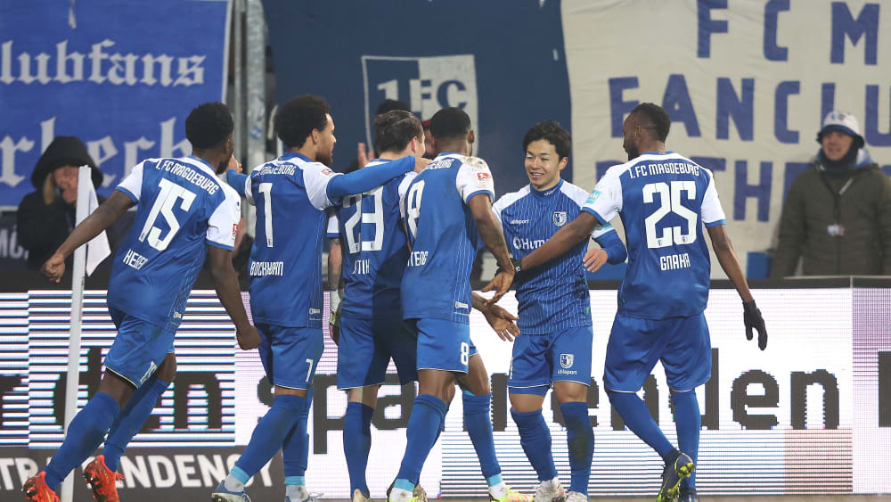 Jubeltraube um Tatsuya Ito, den Torschützen zum 2:0.