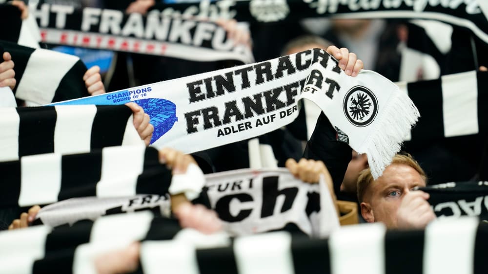 Fans von Frankfurt feuern ihr Team an - auch in Neapel.