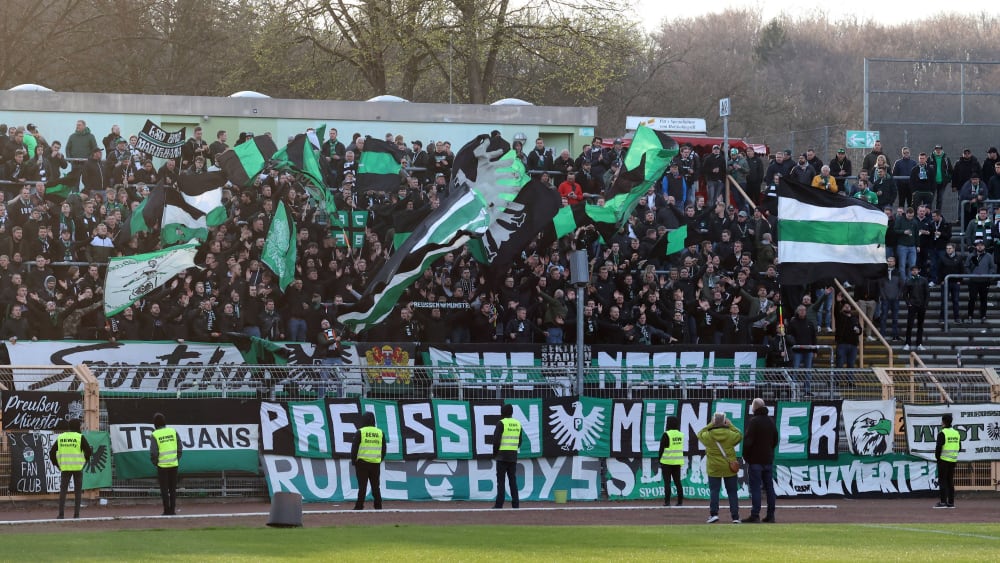 Rund 1000 Preußen-Fans waren am Mittwochabend nach Siegen gereist.