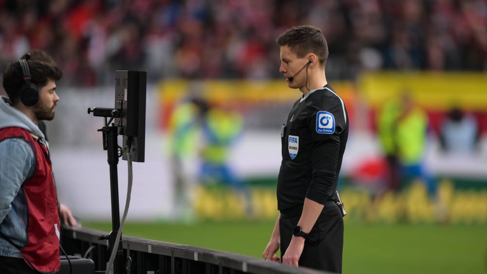 Videobeweis in der Bundesliga: Sollte es für Trainer sogenannte "Challenges" geben?
