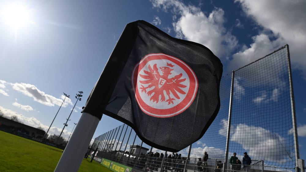 Eintracht Frankfurt hat nach den Ausschreitungen auf Schalke Ermittlungen angekündigt.