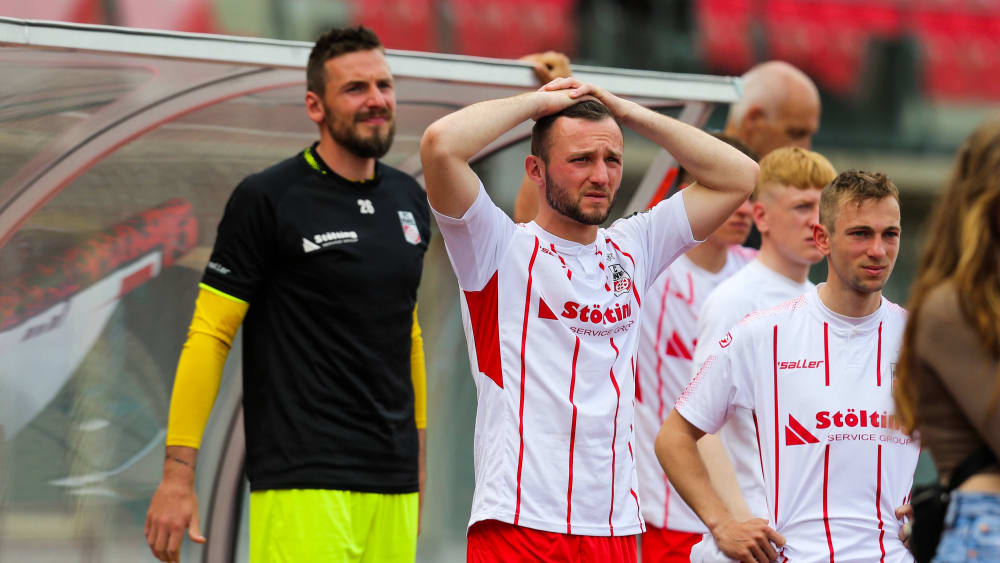 Artur Mergel (Mitte) und Rot-Weiß Erfurt wollen nun als Tabellenzweiter über die Ziellinie.