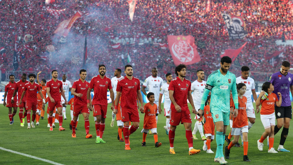 Stimmungsvoller Einlauf vor dem Spiel: Die Spieler von Al-Ahly (vorne) durften sich am Ende freuen.