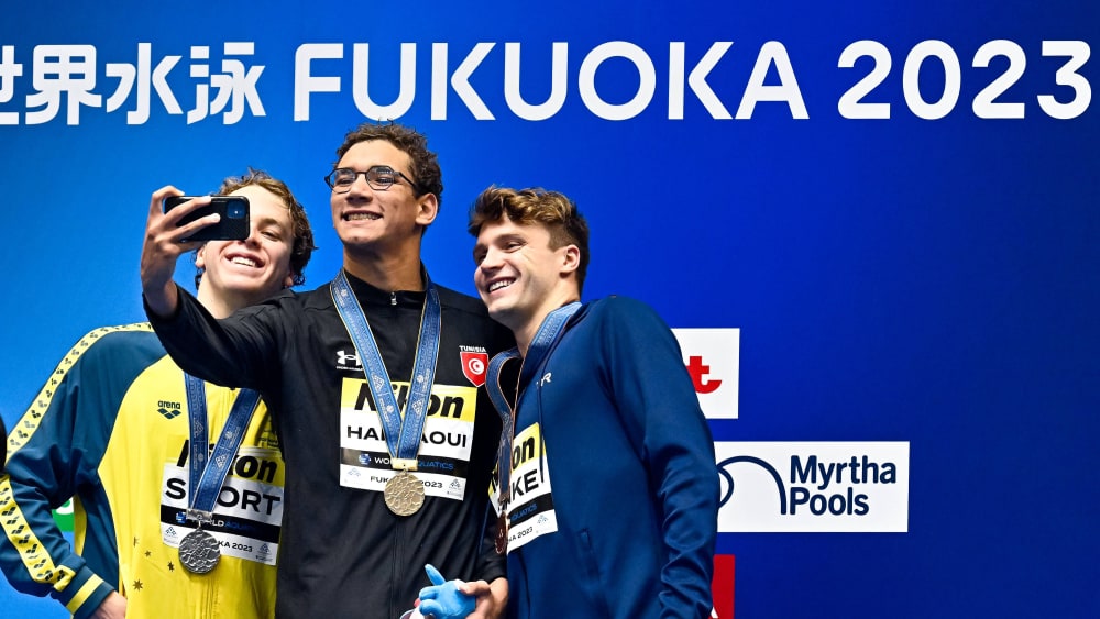 Medaillengewinner: Samuel Short (Australia), Weltmeister Ahmed Hafnaoui (Tunesien), Bobby Finke (USA, v.l.) nach den 800 Metern Freistil in Fukuoka.
