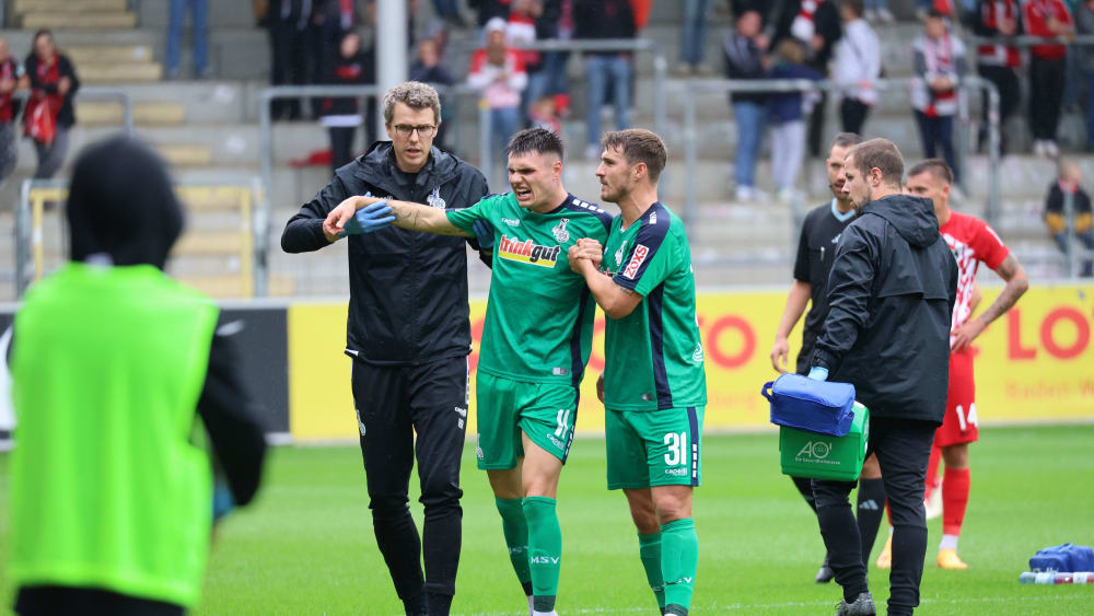 Früh musste der MSV in Freiburg wechseln: Niklas Kölle verletzte sich an der Schulter.