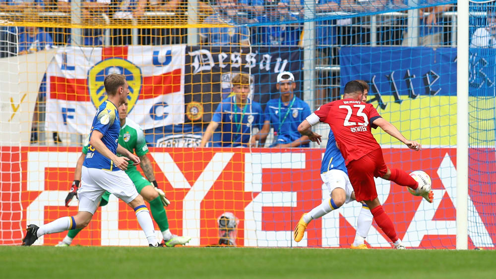 Marco Richter erzielt das 3:0: Der Hertha-Kapitän lässt Jenas Keeper Kevin Kunz keine Abwehrchance.