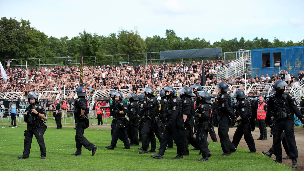 Bei der Partie zwischen Lok Leipzig und Eintracht Frankfurt im DFB-Pokal kam es zu Ausschreitungen zwischen Heimfans und der Polizei.&nbsp;